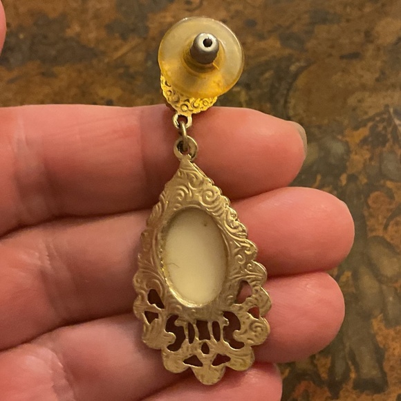 VINTAGE Made in Italy Gold tone Floral filigree design Ceramic Earrings - Picture 3 of 7